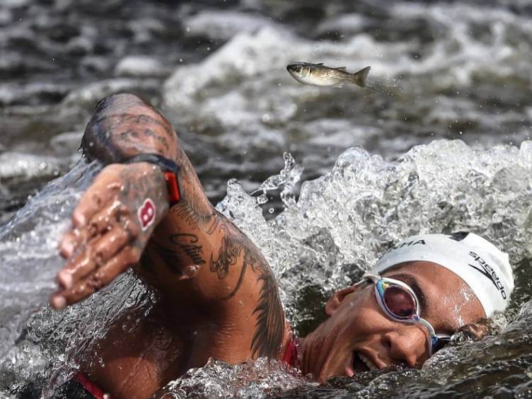 Ana Marcela Cunha e peixinho durante Maratona Aquática da Olimpíada Tóquio 2020
