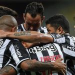 foto jogadores do galo abracados 1