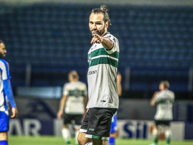 leo gamalho autor do segundo gol do coritiba no triunfo por 2 a 1 sobre avaí na série b 2021