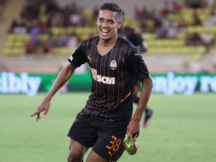 pedrinho celebra gol pelo shakhtar nos playoffs da champions 2021-2022