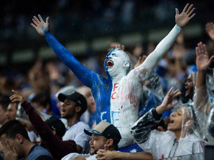 imagem de torcedor do cruzeiro pintado com as cores do clube