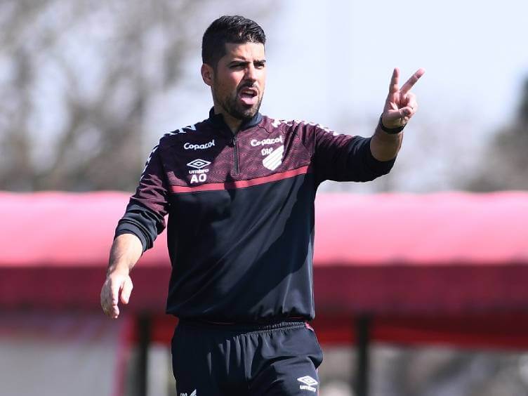 técnico António Oliveira em treinamento do furacão