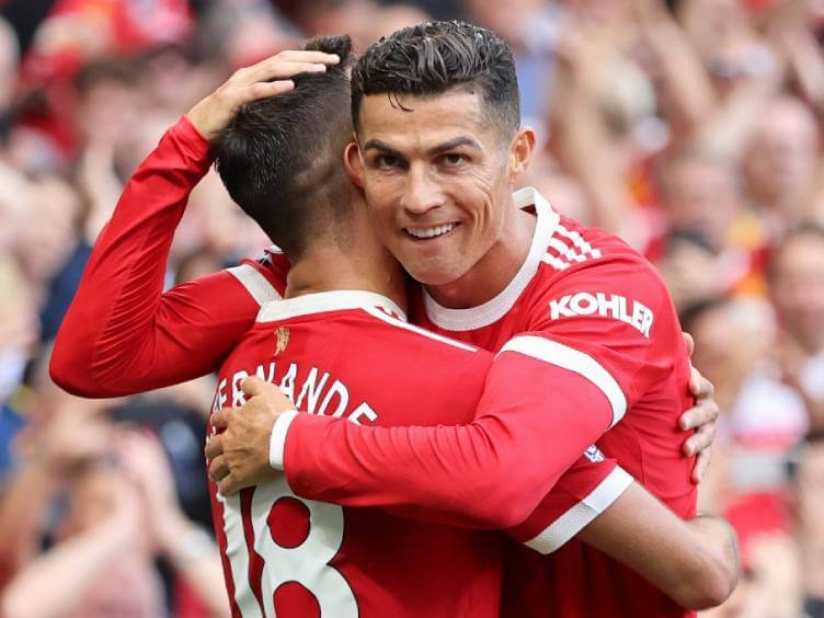 português cristiano ronaldo abraça o compatriota bruno fernandes em sua reestreia com gols pelo manchester united