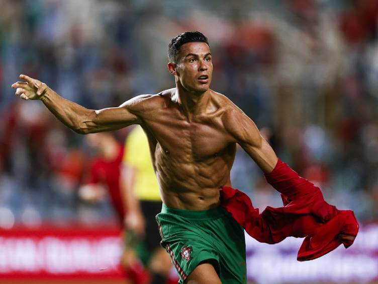 cristiano ronaldo comemorando um dos gols por portugal contra a irlanda nas eliminatórias para copa de 2022