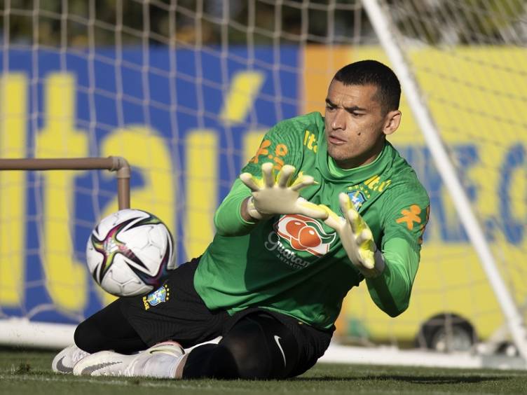 goleiro santos do furacão com a seleção brasileira