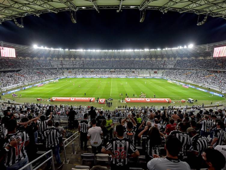 torcedores atleticanos no estádio do mineirão