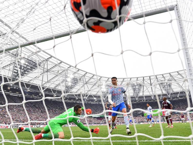 cristiano ronaldo do manchester united marcando gol como visitante na premier league