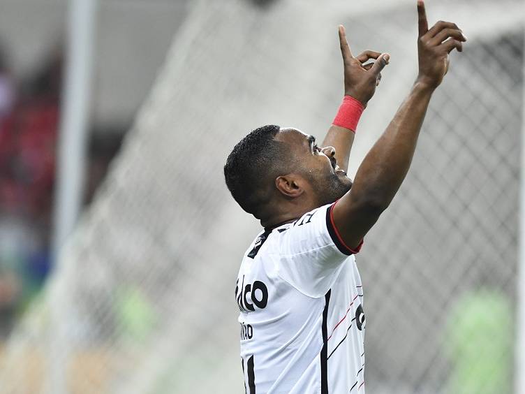 nikão comora gol contra o flamengo no maracanã na semifinal da copa do brasil 2021