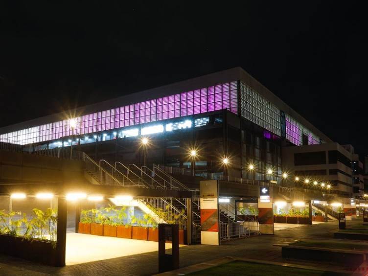 arena da baixada iluminada na cor rosa no dia internacional de combate ao câncer de mama