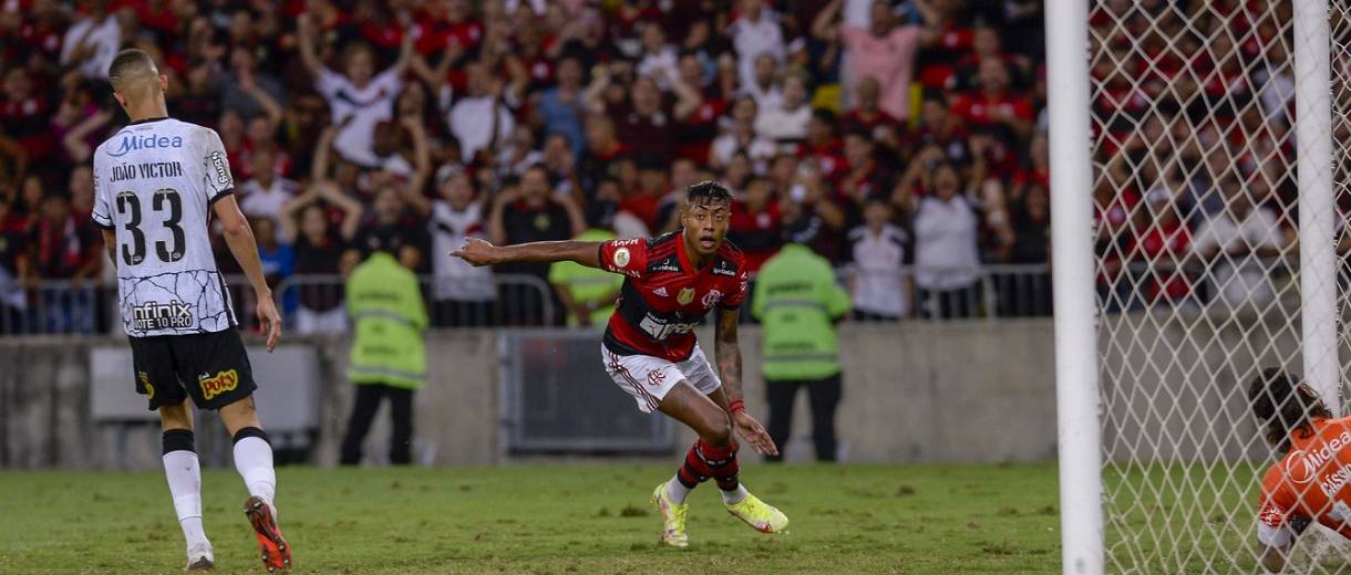 Flamengo vence Corinthians e mantém sonho do tri