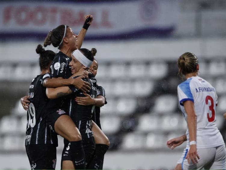 jogadoras do corinthians durante classificação à final da libertadores feminina 2021