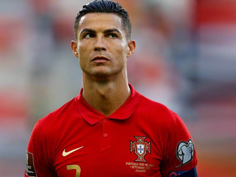 cristiano ronaldo com a camisa da seleção de portugal