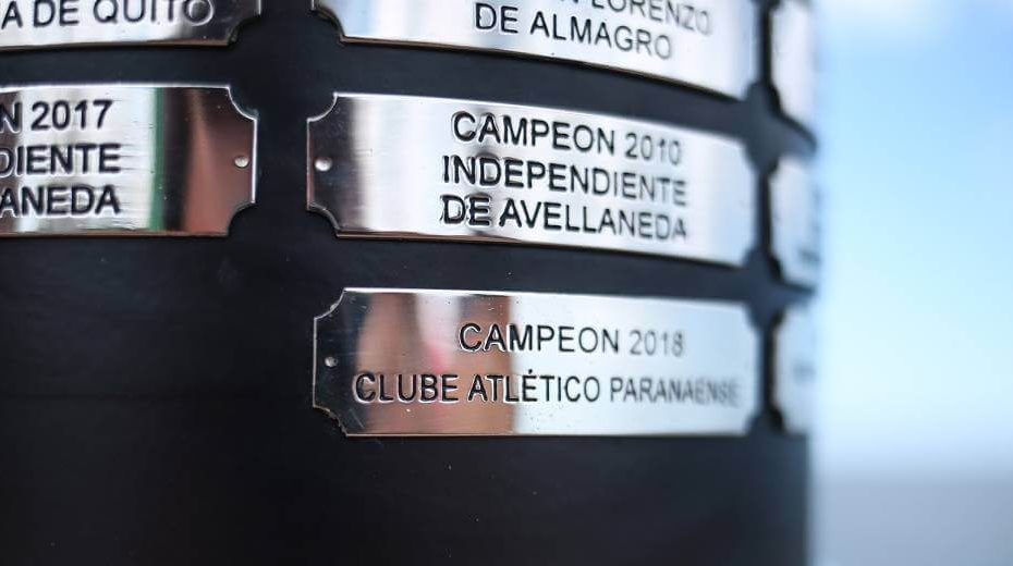 em destaque o troféu da sul-americana com plaquinha do primeiro título do athletico em 2018