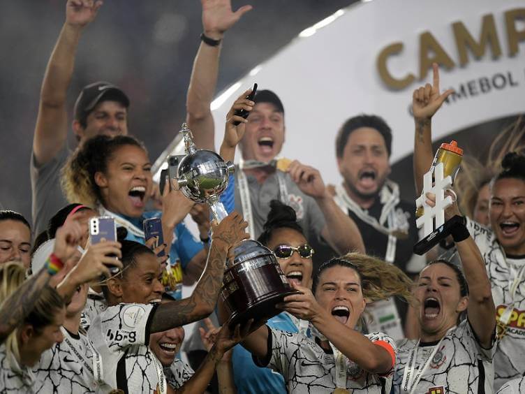 jogadoras do corinthians erguem troféu do título da libertadores feminina 2021