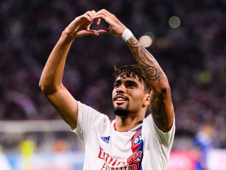 lucas paquetá com a camisa do lyon