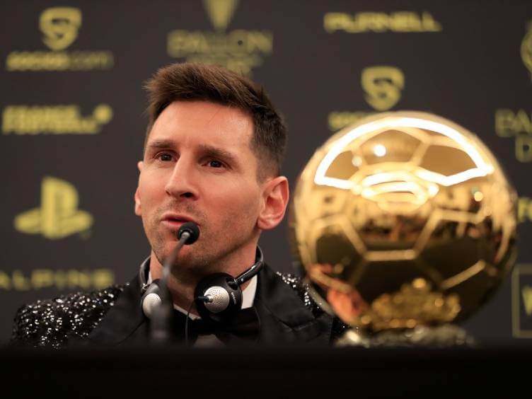 messi discursando após ganhar a bola de ouro 2021 de melhor do mundo