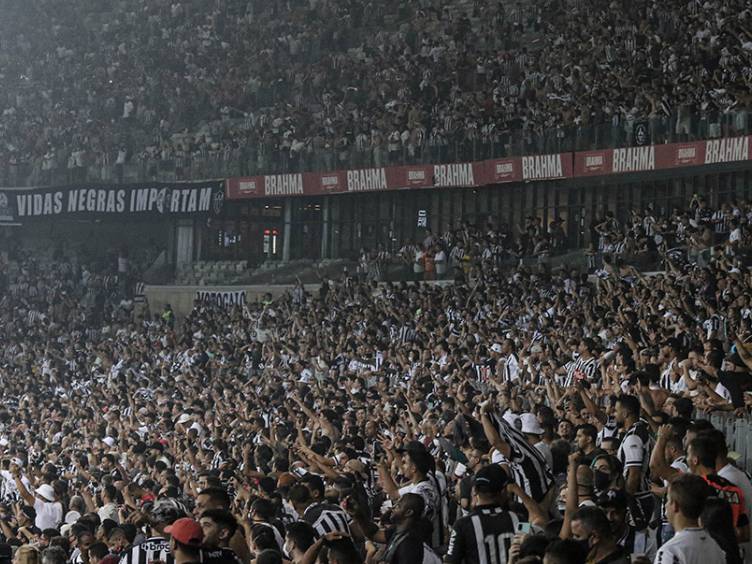 mineirão lotado de atleticanos na vitória do galo por 2 a 1 sobre o grêmio pelo brasileiro 2021