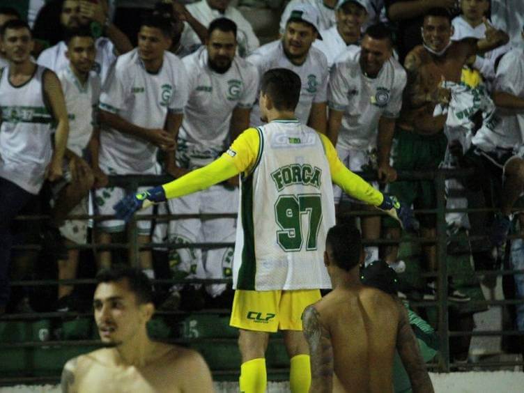 goleiro tadeu celebrando vaga do goiás na série a após vitória sobre guarani em campinas