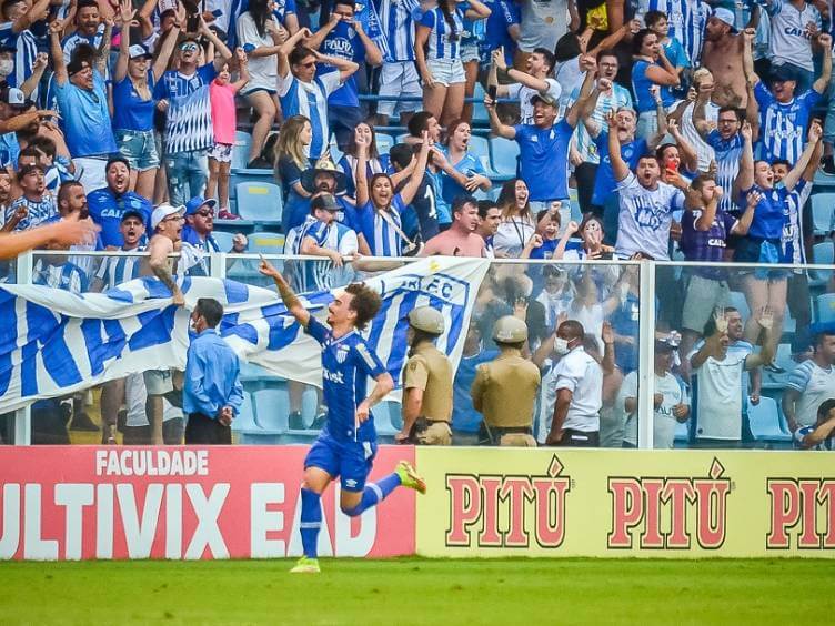 valdívia celebra gol do avaí no jogo do acesso contra o sampaio correia pela última rodada da serie b 2021