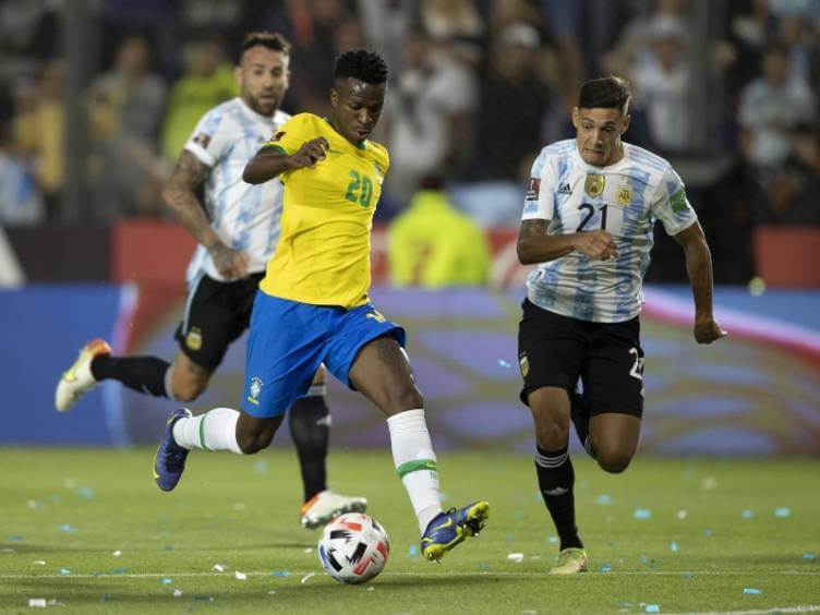 vini jr com argentinos na marcação durante clássico em san juan pelas eliminatórias copa catar 2022