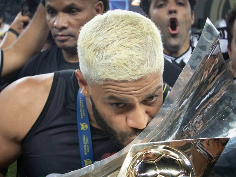 hulk beija o troféu de campeão do brasileiro 2021