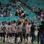 jogadores do atletico erguem tecnico cuca foto jhony pinho agif 1