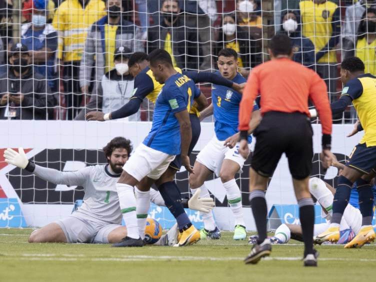 Alisson realiza defesa no jogo equador x brasil pelas eliminatórias da copa 2022