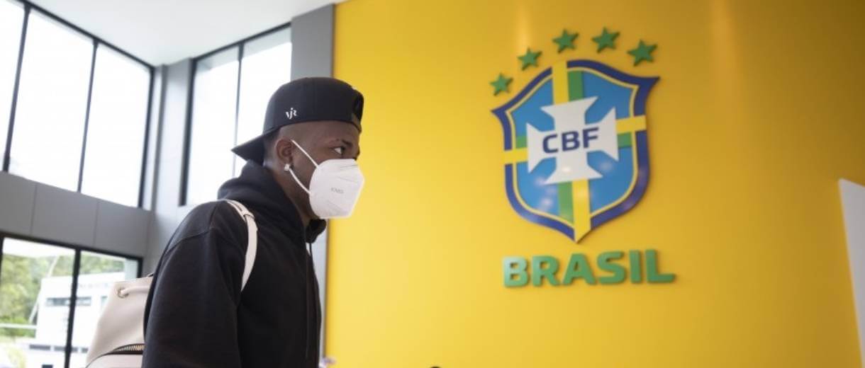 vinicius junior chegando na granja comary ct da seleção brasileira