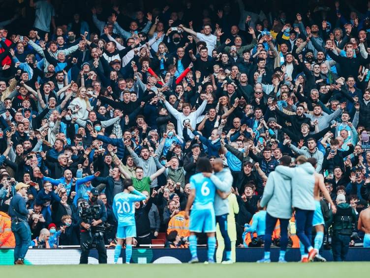 jogadores do manchester city cumprimentam torcedores dos citizens