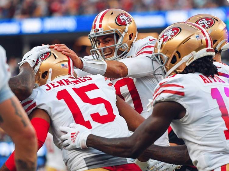 jogadores do San Francisco 49ers durante vitória sobre LA Rams que valeu vaga nos playoffs da nfl 2021-2022