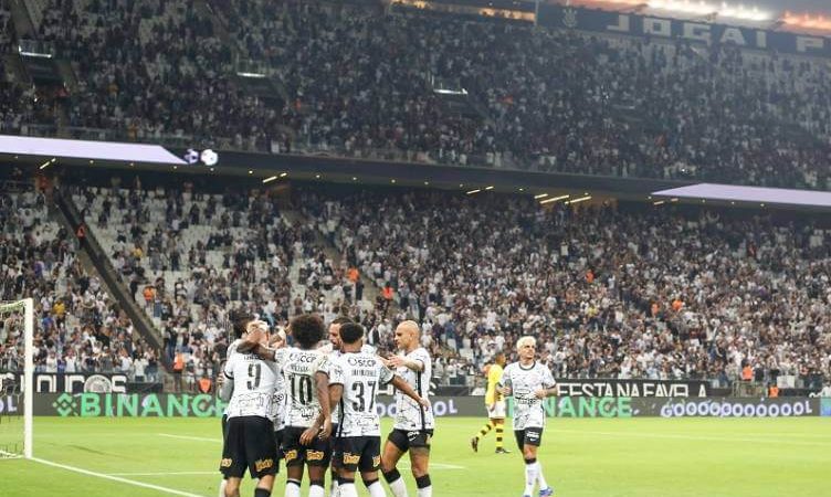 jogadores do corinthians durante comemoração de gol nos 3 a 0 sobre são bernardo pelo paulista 2022