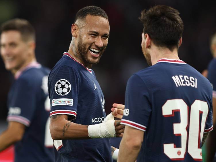 neymar e messi se cumprimentam durante jogo do psg