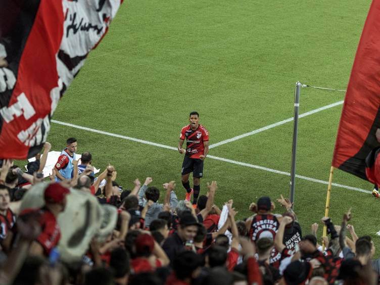 pedro rocha comemorando com a torcida do athletico 