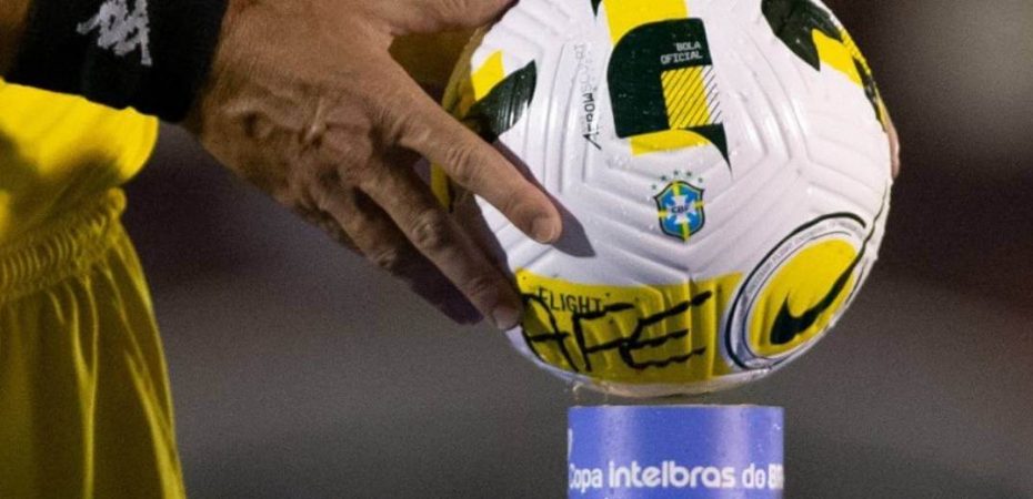 em destaque a bola da copa do brasil 2022