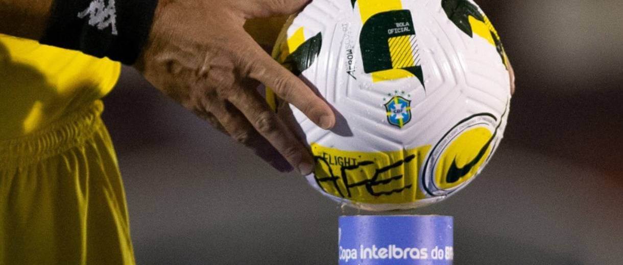 em destaque a bola da copa do brasil 2022