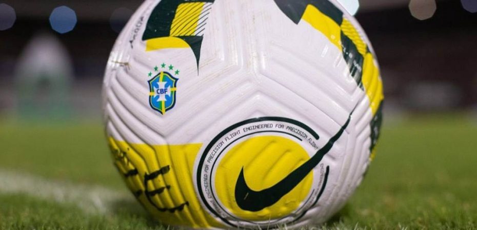em destaque foto da bola da copa do brasil no gramado