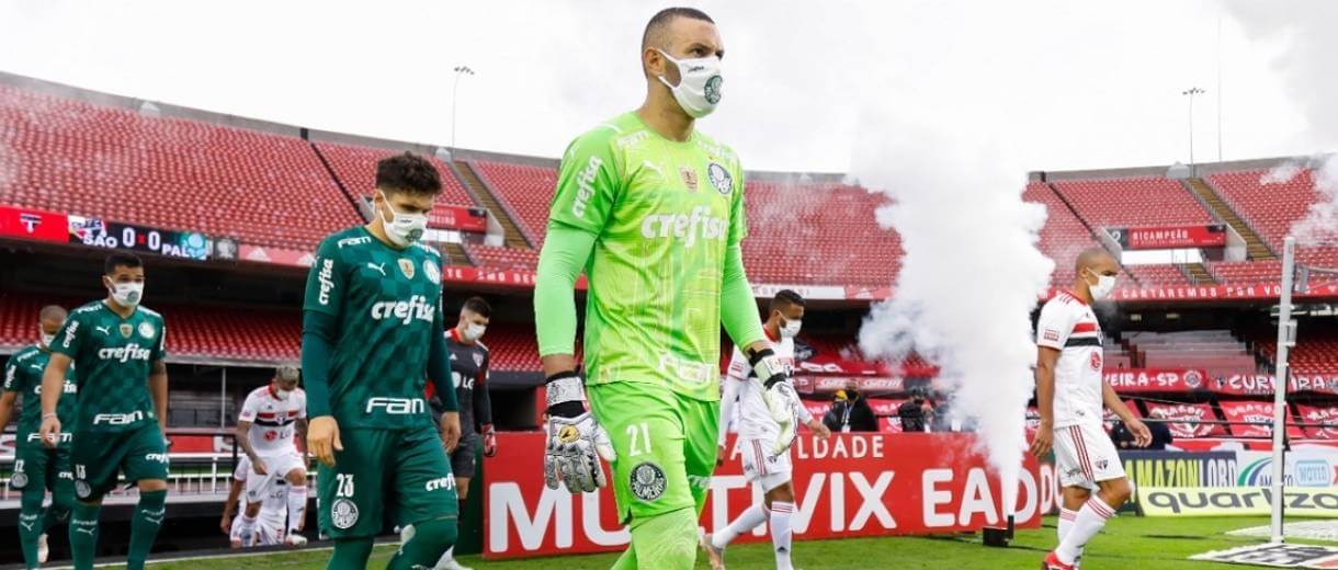 em destaque a entrada dos jogadores de são paulo e palmeiras no morumbi na final do paulistão 2021