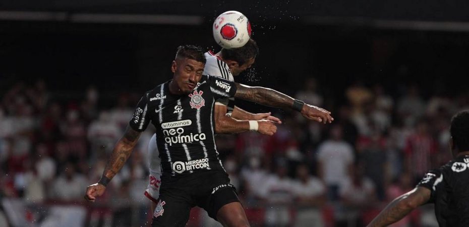 disputa de bola entre são-paulino e corintiano no majestoso da primeira fase do paulista 2022