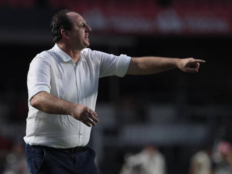 rogério ceni na beira do campo comandando o são paulo