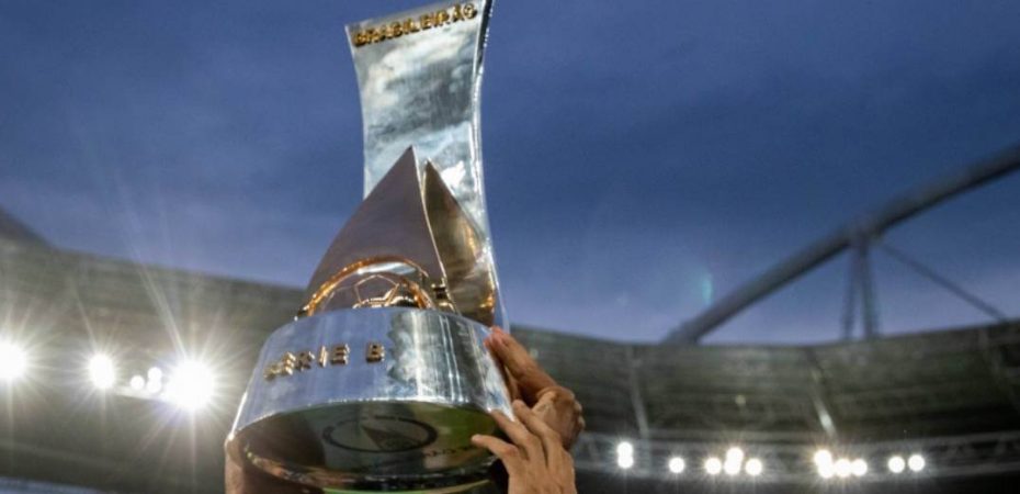 jogadores do botafogo campeões da série B de 2021 erguem o trofeu no Estádio nilton santos - engenhão