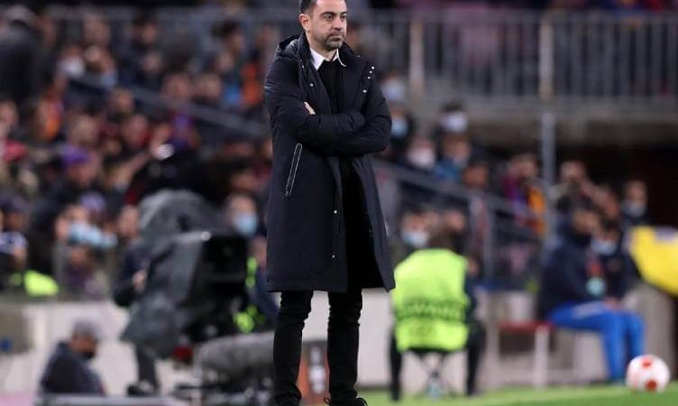 treinador xavi durante empate sem gols entre barcelona e galatasaray no camp nou jogo de ida das oitavas da europa league 2021-2022