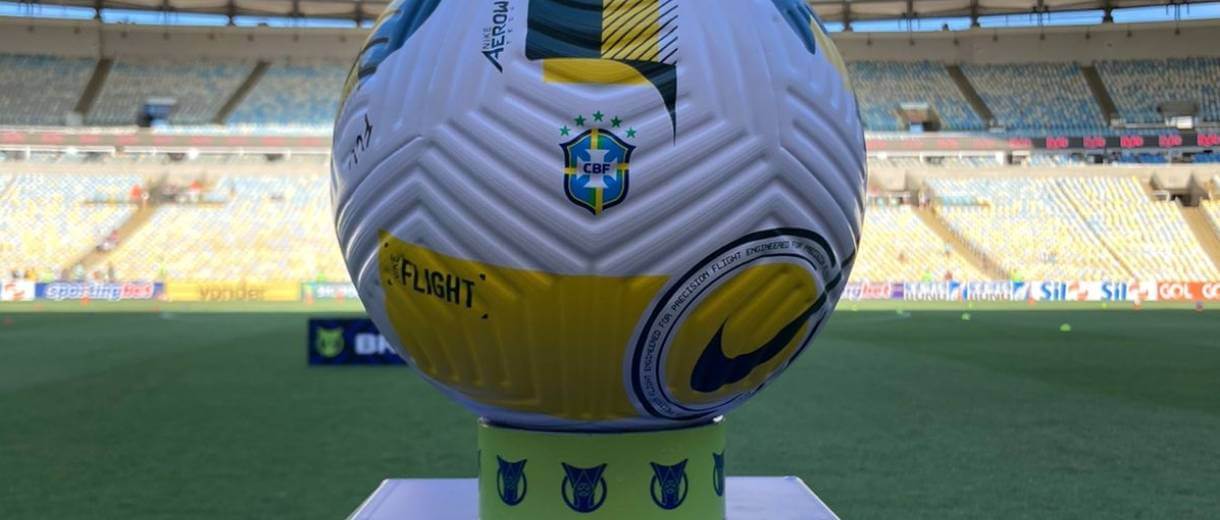 bola no campo do maracanã para disputa do brasileirão 2022
