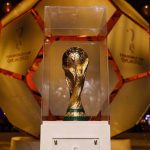 trofeu copa do mundo exposto durante sorteio grupos catar 2022 divulgacao fifa world cup 1