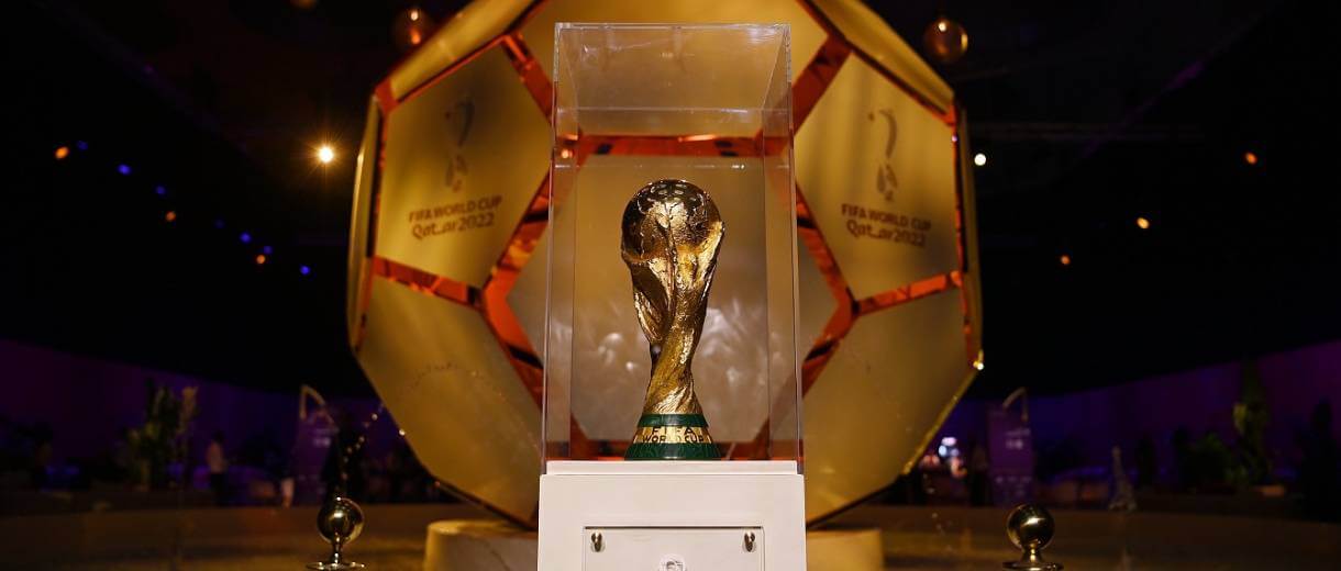 trofeu fifa copa do mundo durante sorteio dos grupos do mundial catar 2022