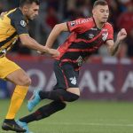 hugo moura disputa bola contra jogador do the strongest arena da baixada libertadores2022 foto jose tramontina 1