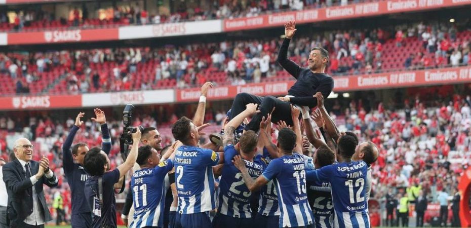 jogadores e treinador sergio conceicao comemoram título do porto do português 2021-2022