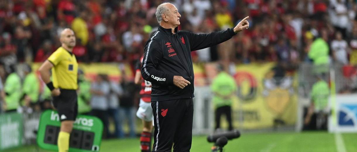 felipao treinador do club athletico paranaense o furacao durante jogo no maracana contra o flamengo pela copa do brasil 2022