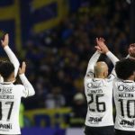 jogadores do corinthians aplaudem torcida na bombonera em boca x corinthians grupos libertadores2022 foto rodrigo coca agencia corinthians 1