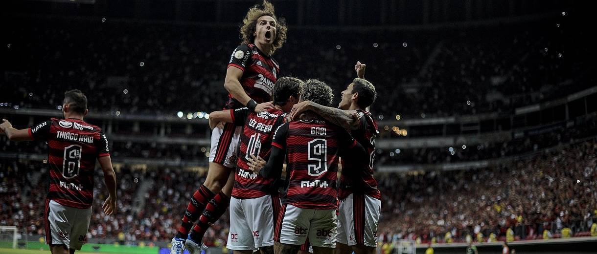 Corinthians goleia Internacional com recorde de público e