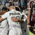 jogadores do santos comemorando gol no empate com fluminense na vila bra2022 foto jota erre photo premium gazeta press 1